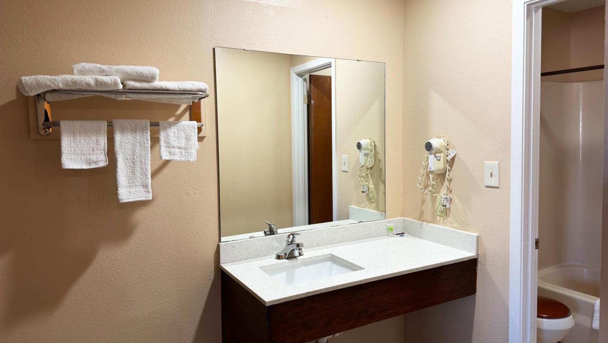 Regency Inn Hondo Dış mekan fotoğraf
